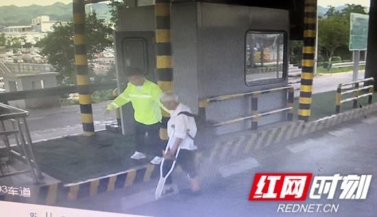 爱优配 张家界收费站：夏日里的温暖瞬间